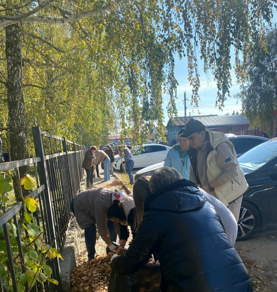 Октябрь - традиционное время наведения чистоты и порядка на территории, а субботники - добрая традиция.